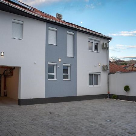 Var Apartman Eger Esterno foto